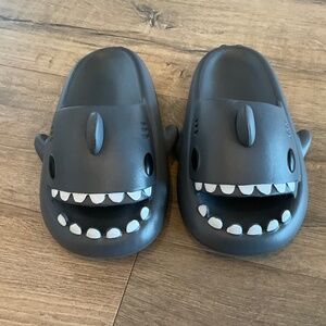 #369 UNISEX SHARK SLIDES SIZE: 38-39